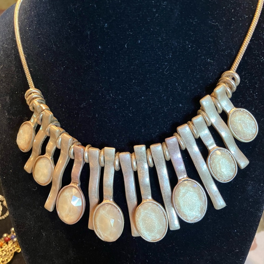 Elegant Gold and Cream Necklace - Picture 3 of 10